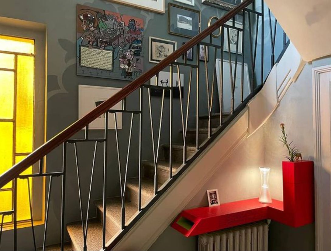 红 horizontal skycraper 墙壁雕塑-0