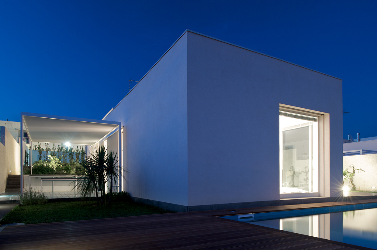 岩石与绿植共生的意式别墅设计-14