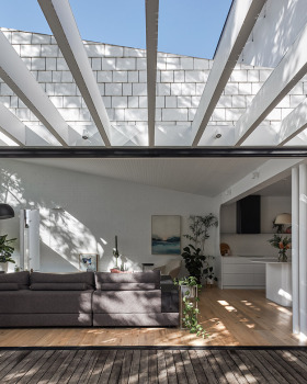 花之家 · 蓝花楹树下的光影空间丨澳大利亚丨Berresford Architecture