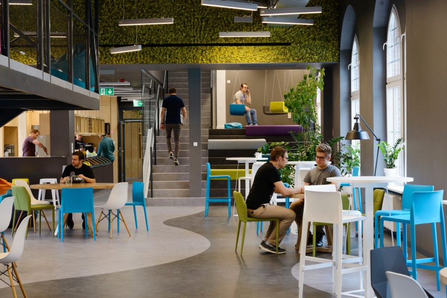 波兰哥特式旧邮局里的创意绿意办公空间-8