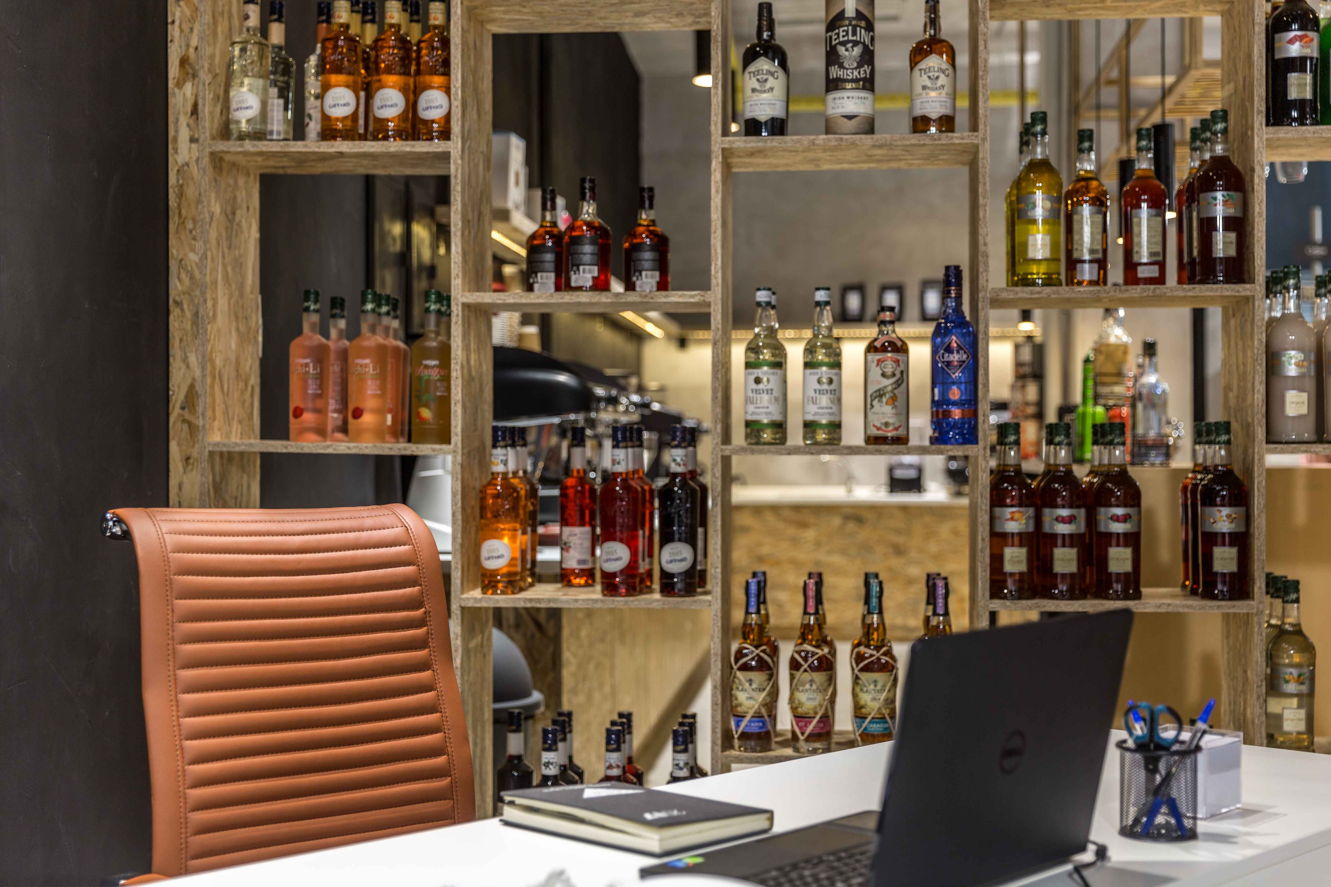 蒸馏器咖啡和鸡尾酒服务(阿波斯托洛斯·帕塔卡斯陈列室)-4