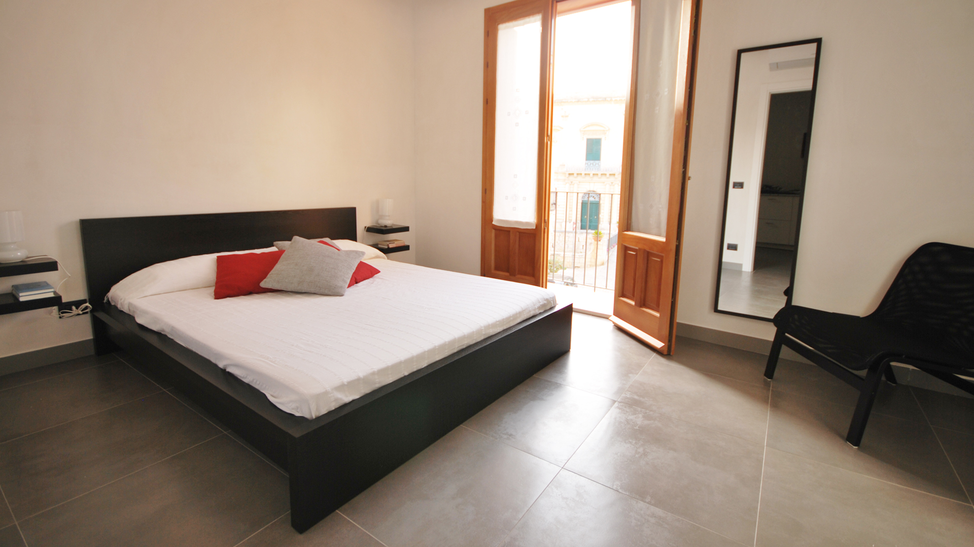 "900 年历史建筑蜕变,现代风格的三层独立公寓"-17