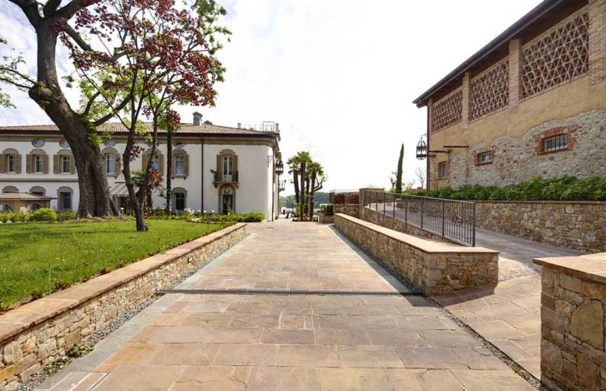 湖畔仙境 | Hotel Le Ali del Frassino 的格拉努拉提锌宝石地板-14