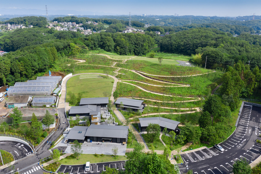 町田药师池公园“四季彩之森”游客中心,日本/运用村落般的建筑形式营造愉悦步行体验-3