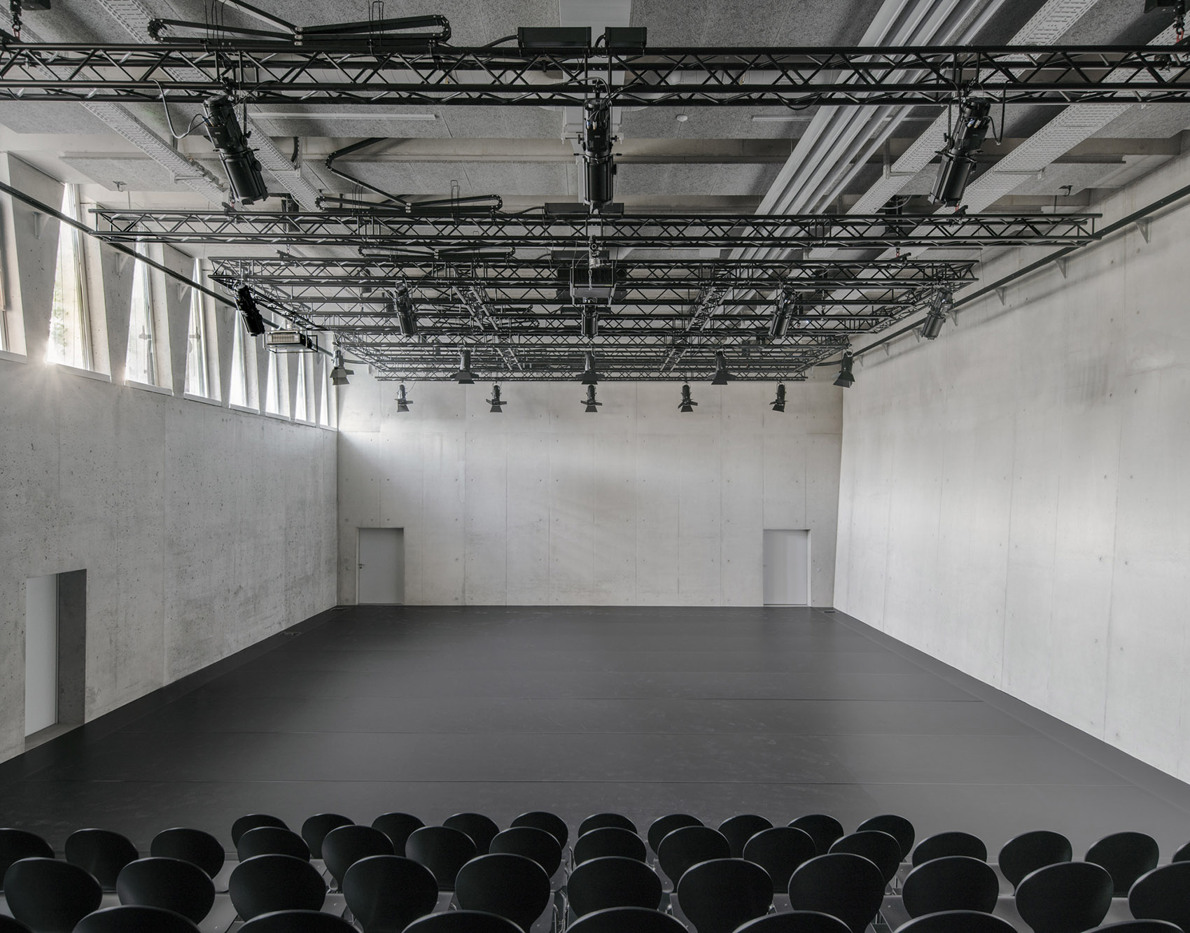 苏黎世Tanzhaus舞蹈中心，瑞士/连续的立面统一整个河岸空间-42