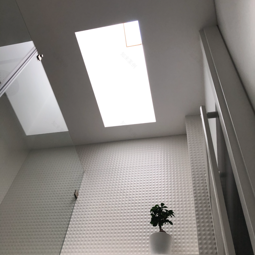 葡萄牙历史中心住宅翻新,木质阶梯成亮点-22