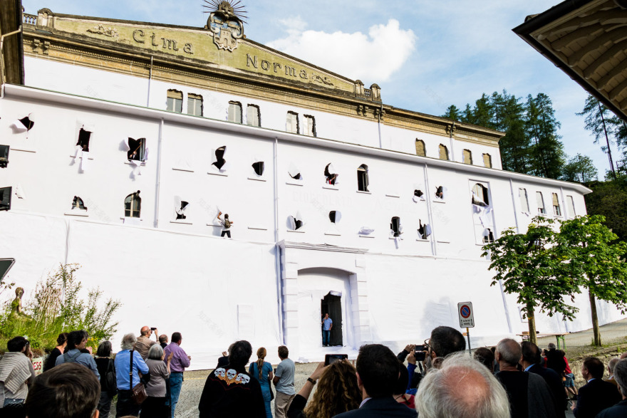 瑞士巧克力工厂“纸建筑”的临时空间艺术-20