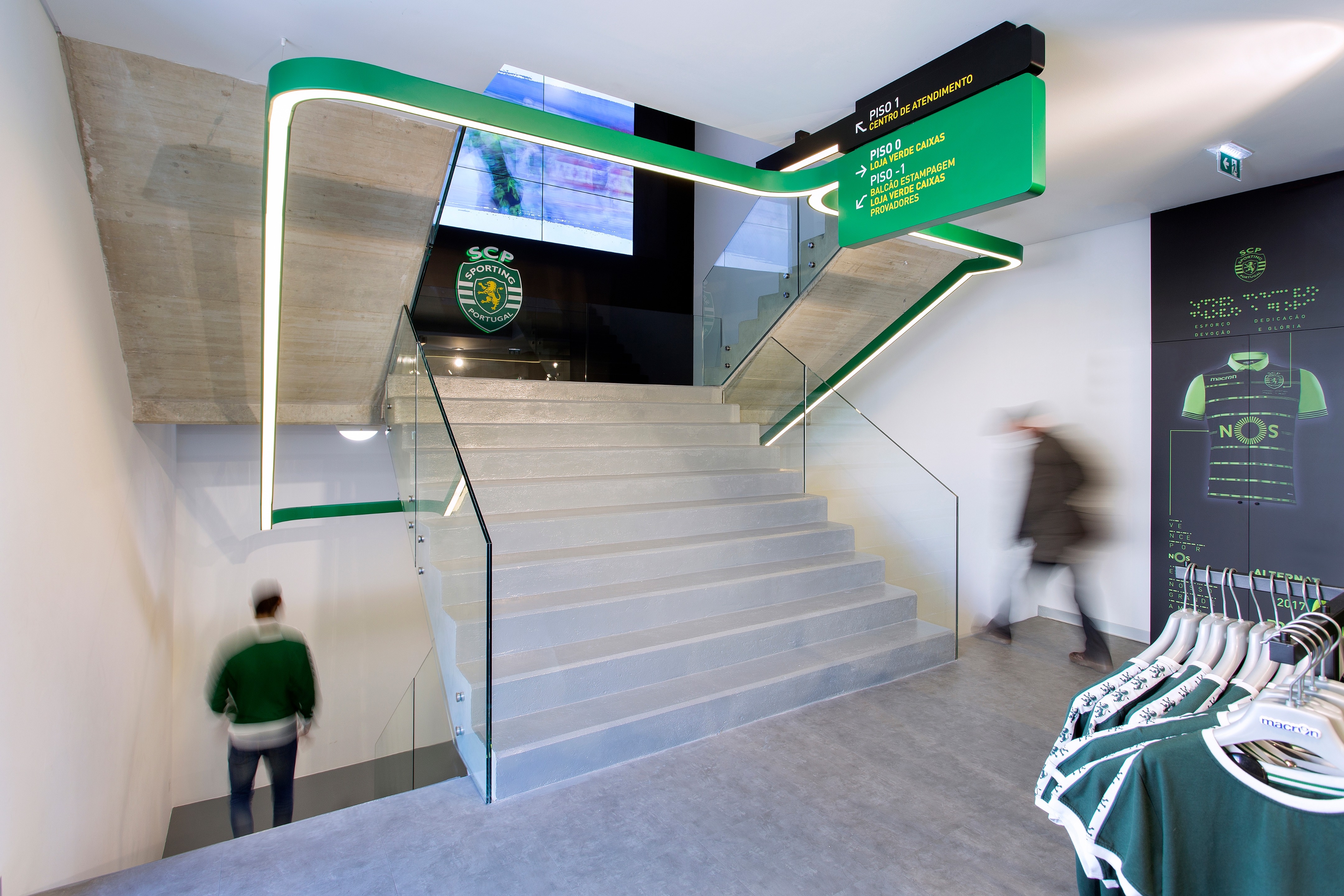 运动品牌商店的足球主题设计-3