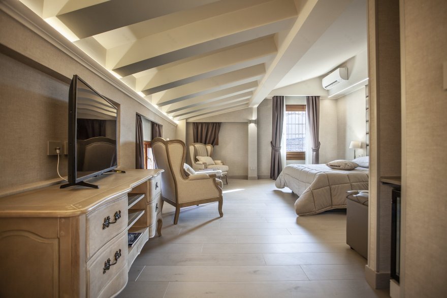 博洛尼亚城市中心,现代与古典交融的 Hotel Cavour 酒店设计-4