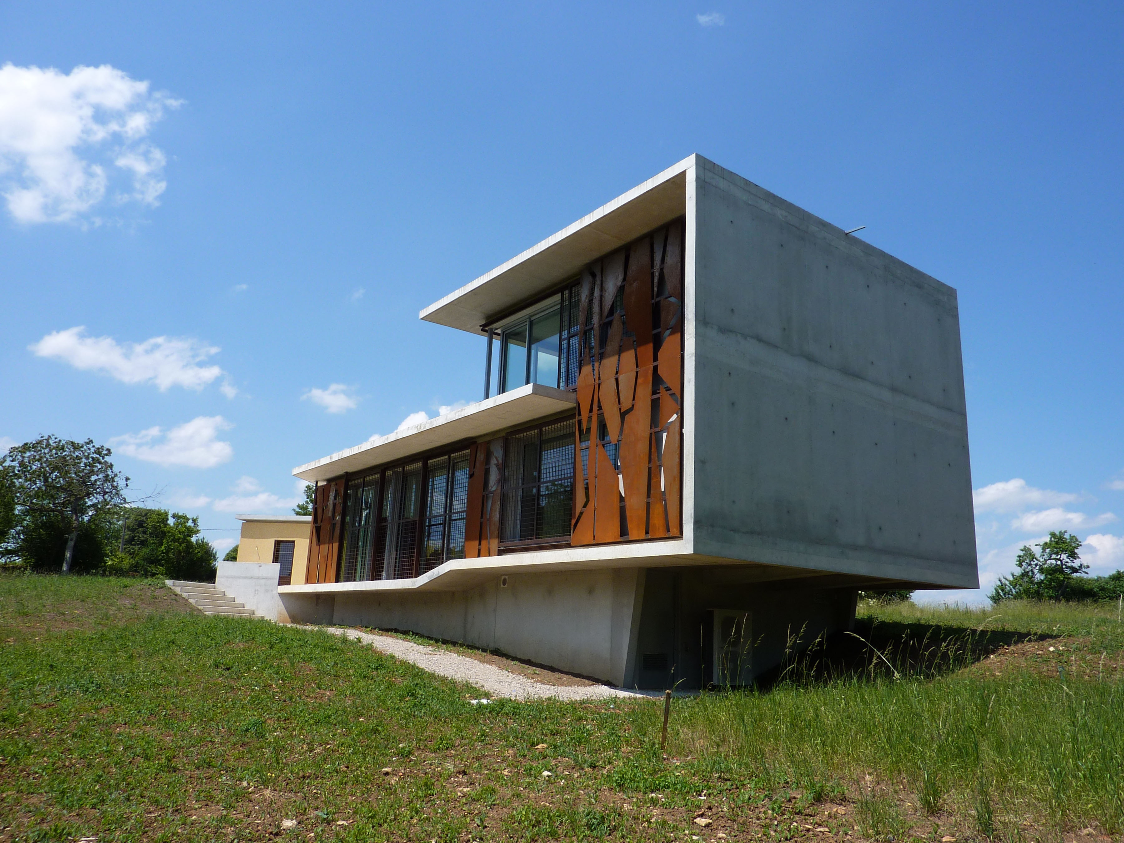 YONNE 地区的现代住宅,融入自然的景观设计-1