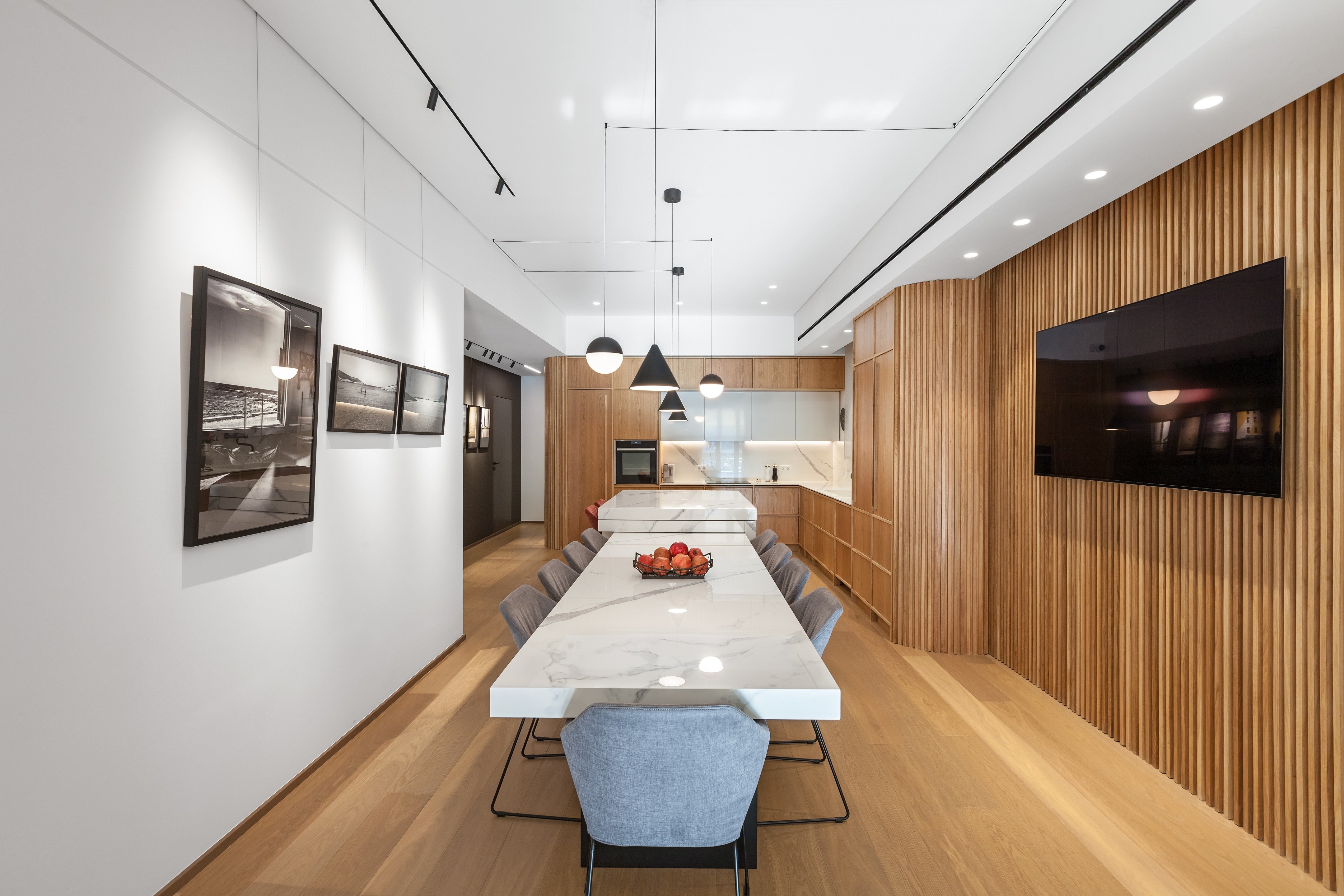 雅典摄影师公寓,百年老宅的现代重生-0