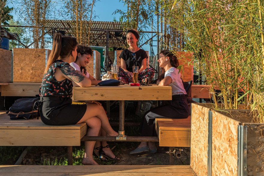 绿意盎然的多功能木质帐篷空间-17