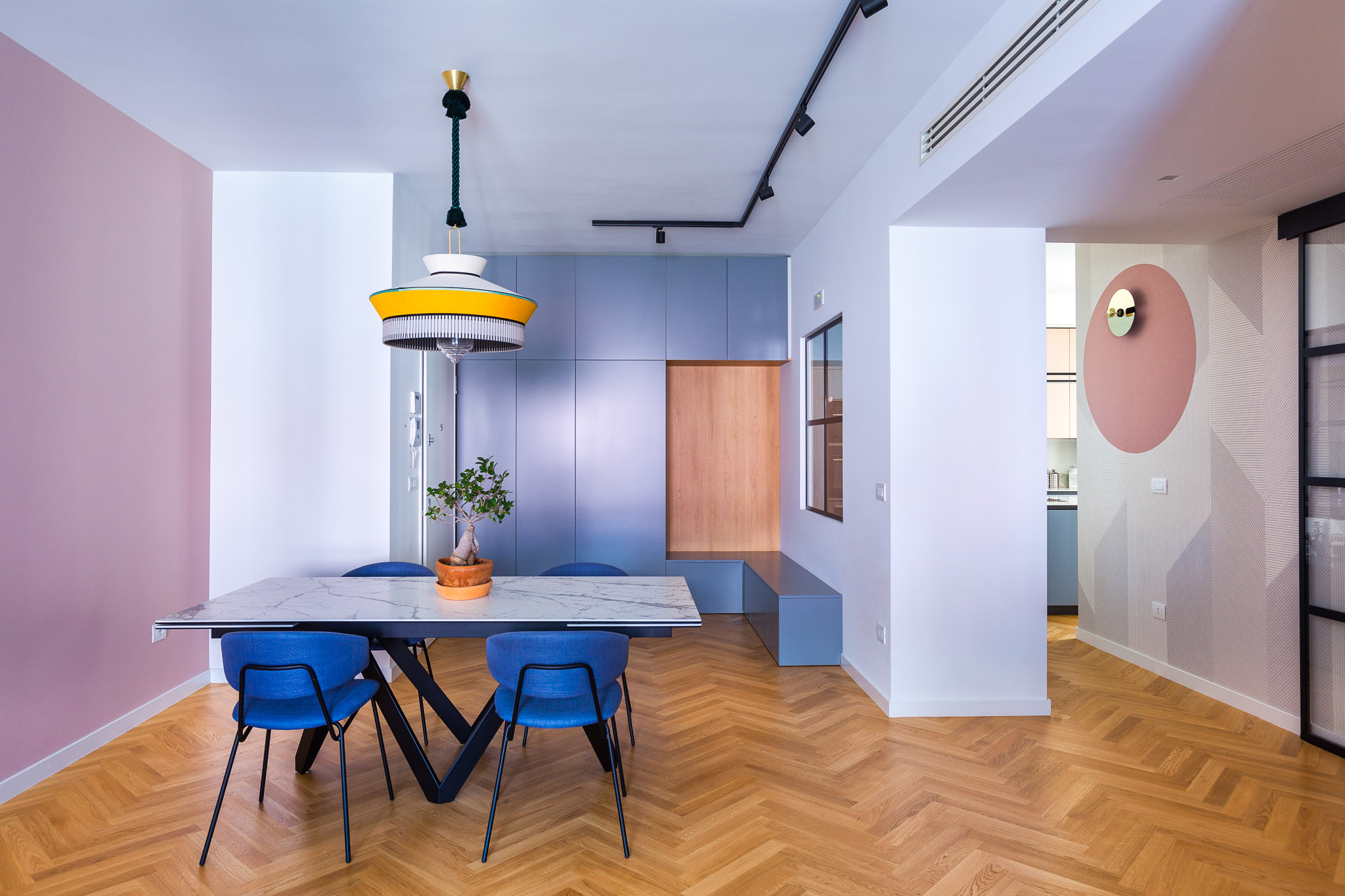 翻新 70 年代公寓，明亮共享空间成亮点-0