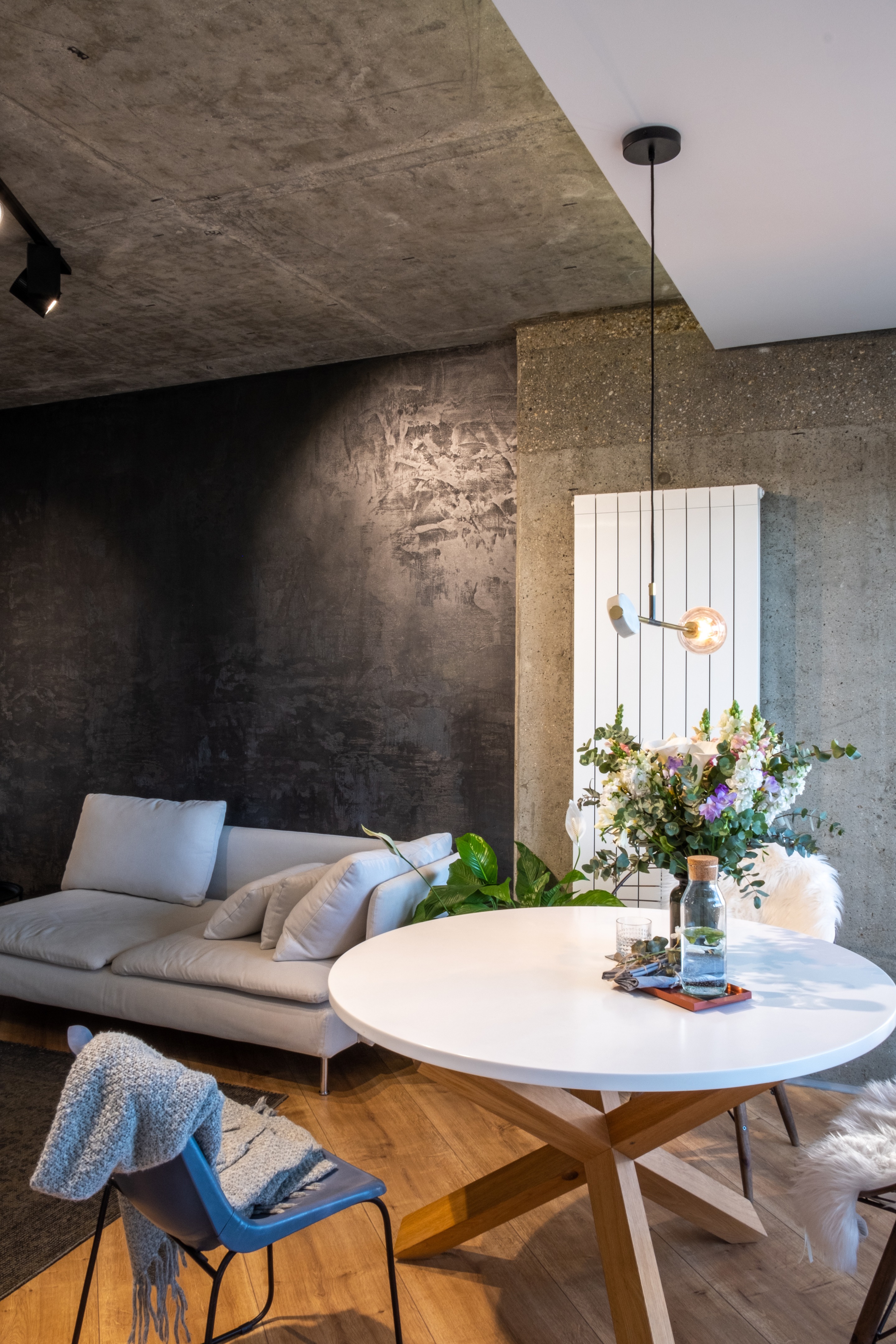 黑白极简公寓，融入自然的粗犷之美-4