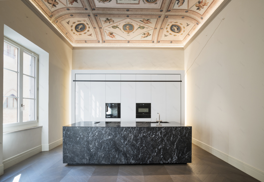 融合历史与现代的意大利古城公寓改造-0