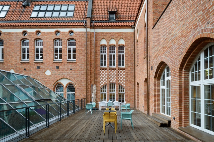 波兰哥特式旧邮局里的创意绿意办公空间-1