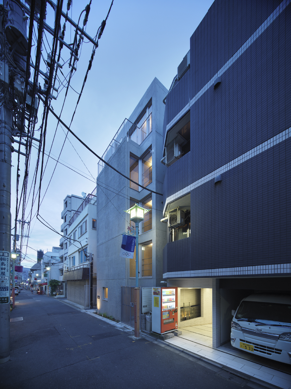 FUDOMAE公寓楼，东京/有六个竖直空隙的公寓-59