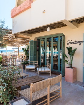 繁星下的海滨餐厅·Fandango Formentera丨西班牙丨Lázaro RosaViolán