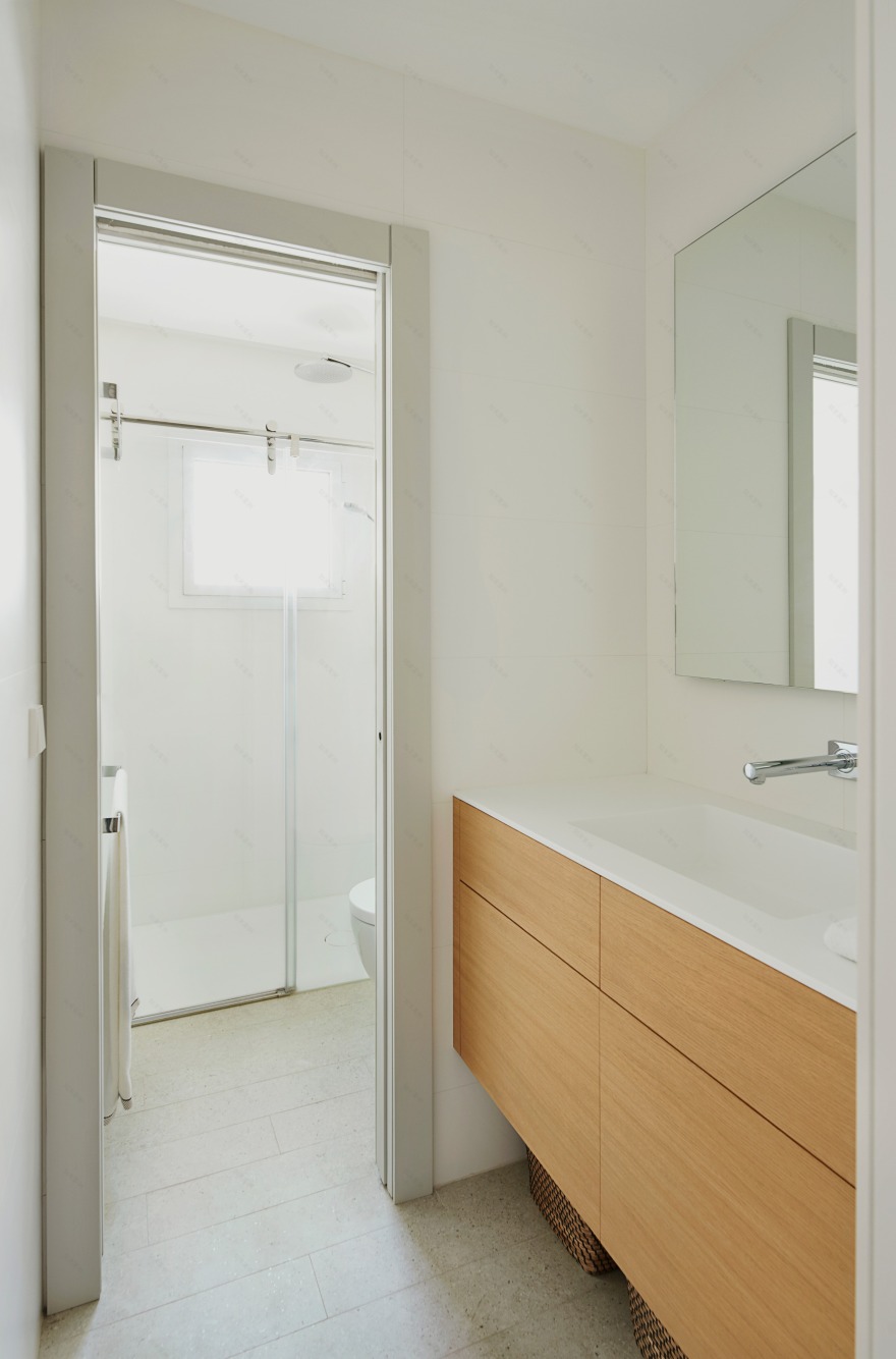 巴塞罗那海滨公寓翻新诠释现代生活-12