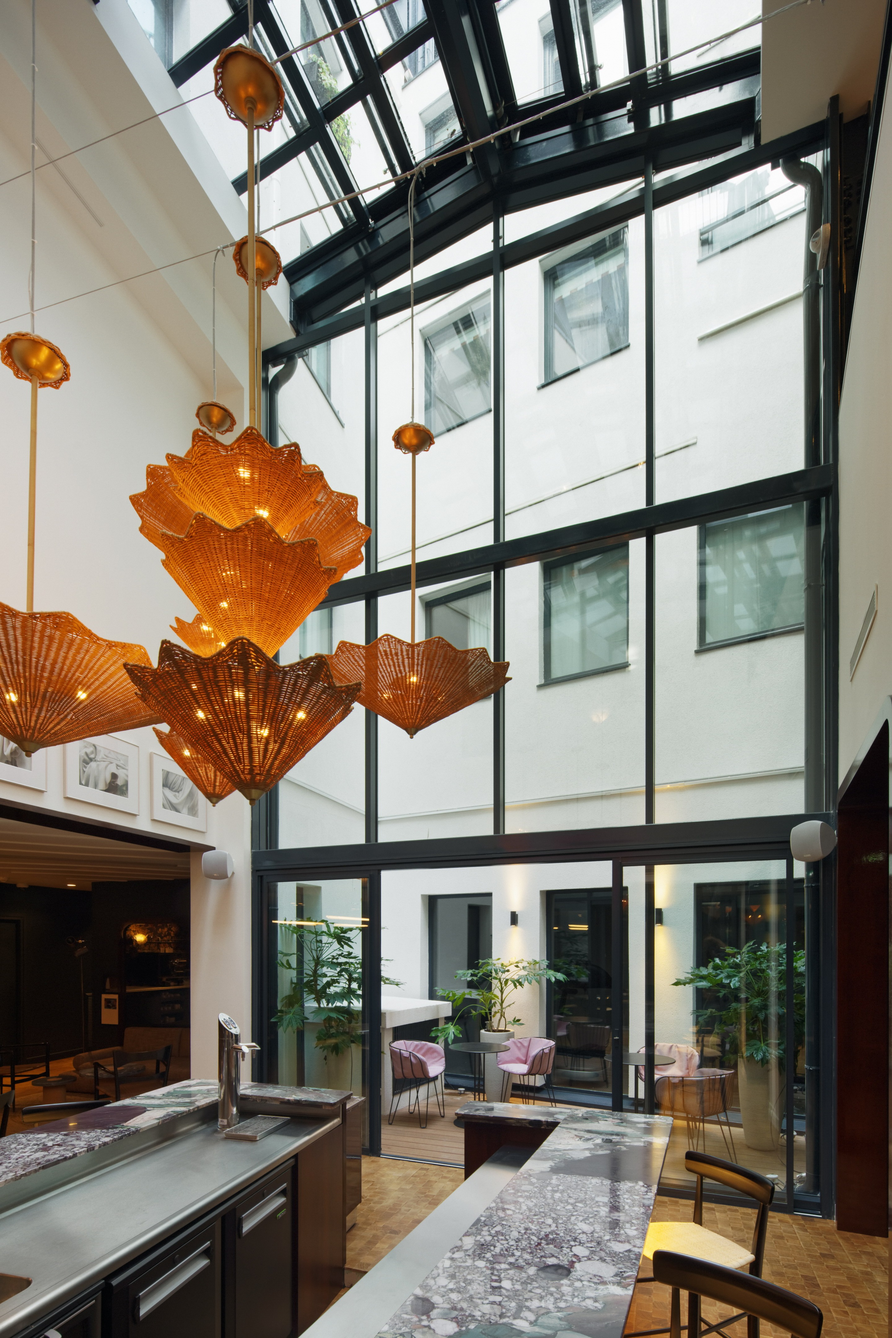 巴黎华莱士酒店,蓝调金属魅力与自然光的完美结合-17