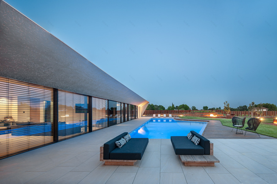 单层别墅融入环境,呈现现代豪华生态设计-10