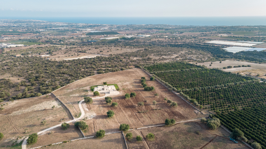 绿意盎然的意式别墅 | 环保建材与自然美景的完美融合-2