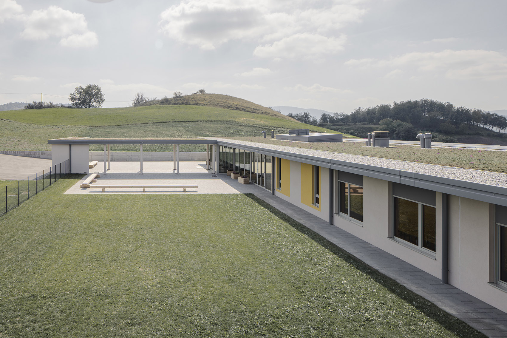 洛亚诺的小学，意大利/在绝美的景色中打造家庭式校园-48