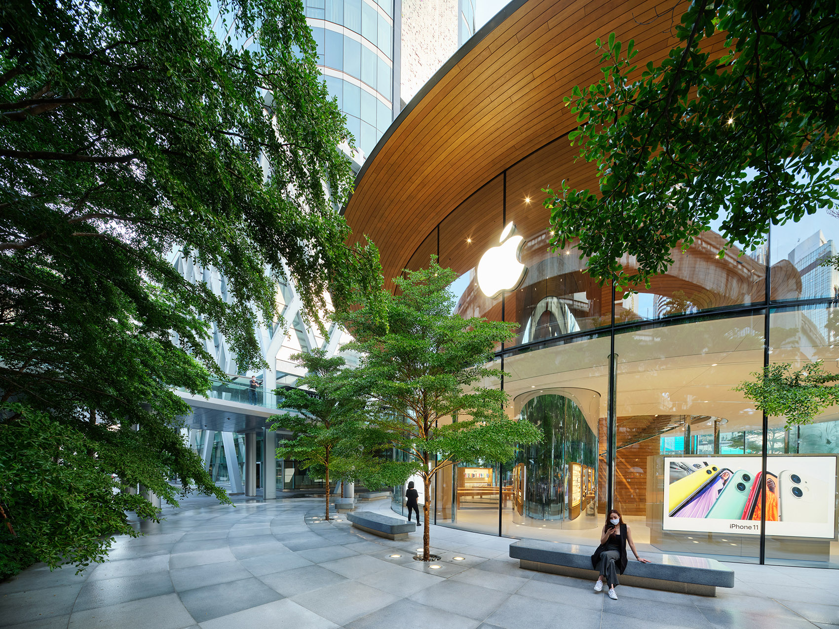 Apple中央世界购物中心店，曼谷/位于曼谷市中心的玻璃鼓-11