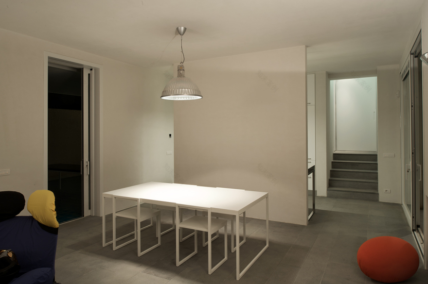 岩石与绿植共生的意式别墅设计-13