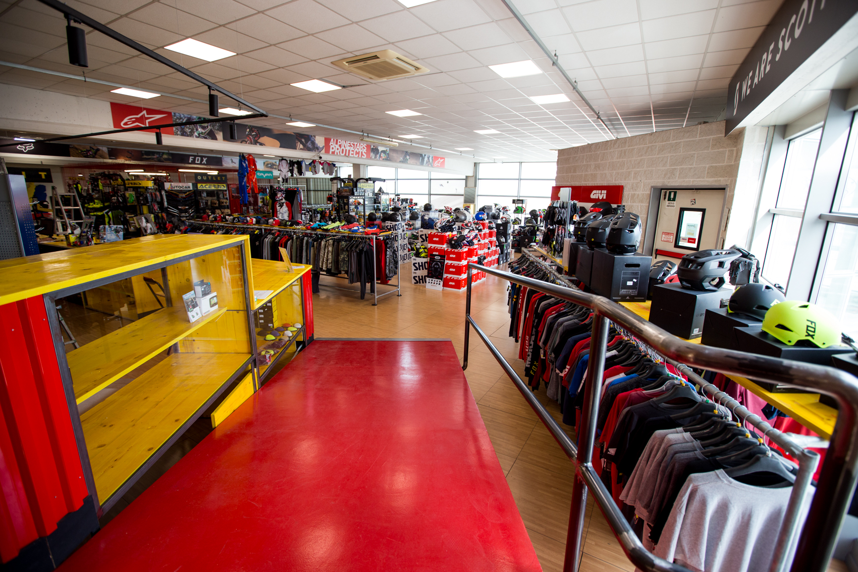 AutoCar & Paddockafe 新颖室内设计,打造一站式汽车装备购物体验-23