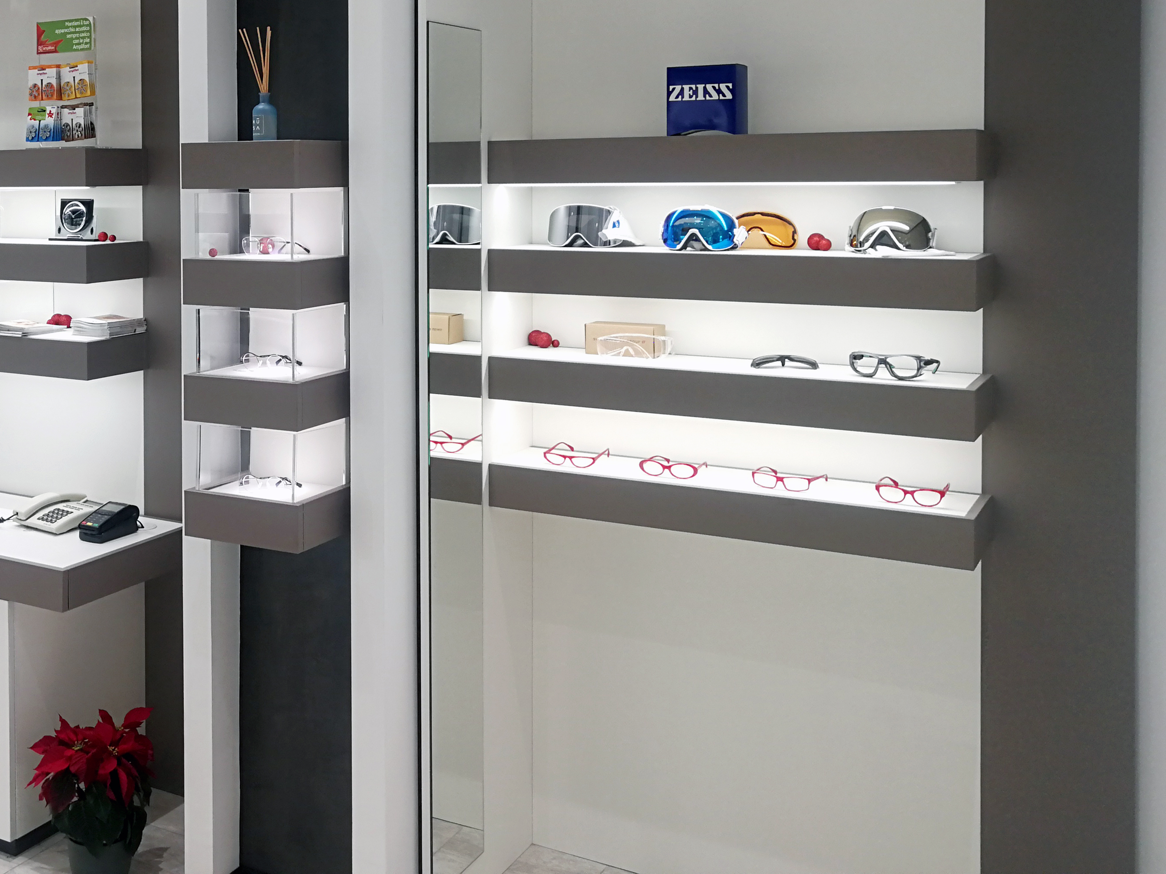 雪中圣诞树灵感的温馨珠宝店设计丨GioielleriaOttica Damiani 1927-8