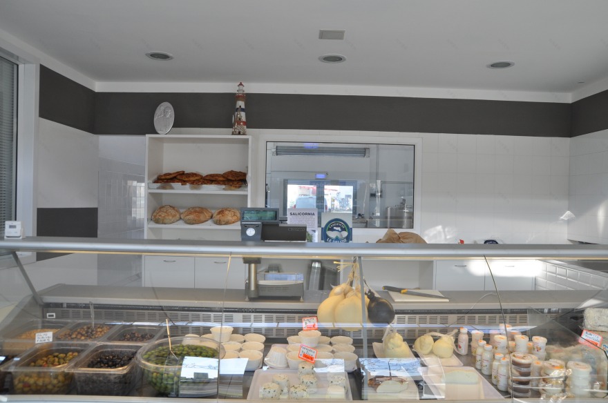 复古车间变身奶酪工坊,手工制作展现纯粹美味-12