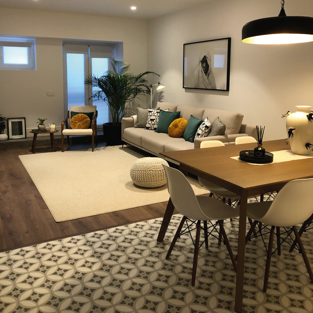 葡萄牙历史中心住宅翻新，木质阶梯成亮点-7