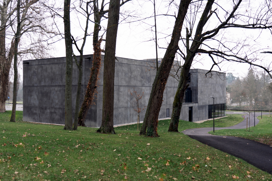 地形融入的黑色影院巨石-0