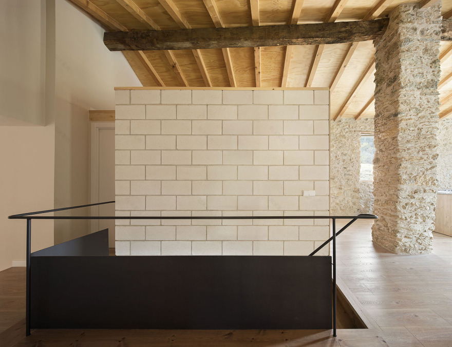 西班牙山谷中温暖色调的马养殖场住宅设计丨Aramé Studio-24