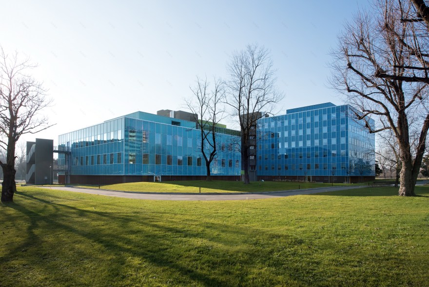 绿色立方体办公建筑 · 旧建筑的新生-10