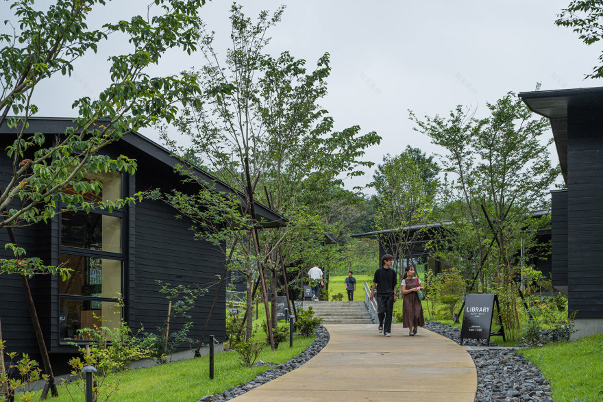 町田药师池公园“四季彩之森”游客中心,日本/运用村落般的建筑形式营造愉悦步行体验-27
