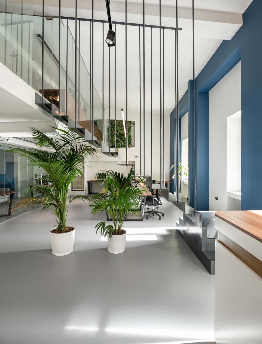 金色双层办公空间,展现灵动与协作之美-3