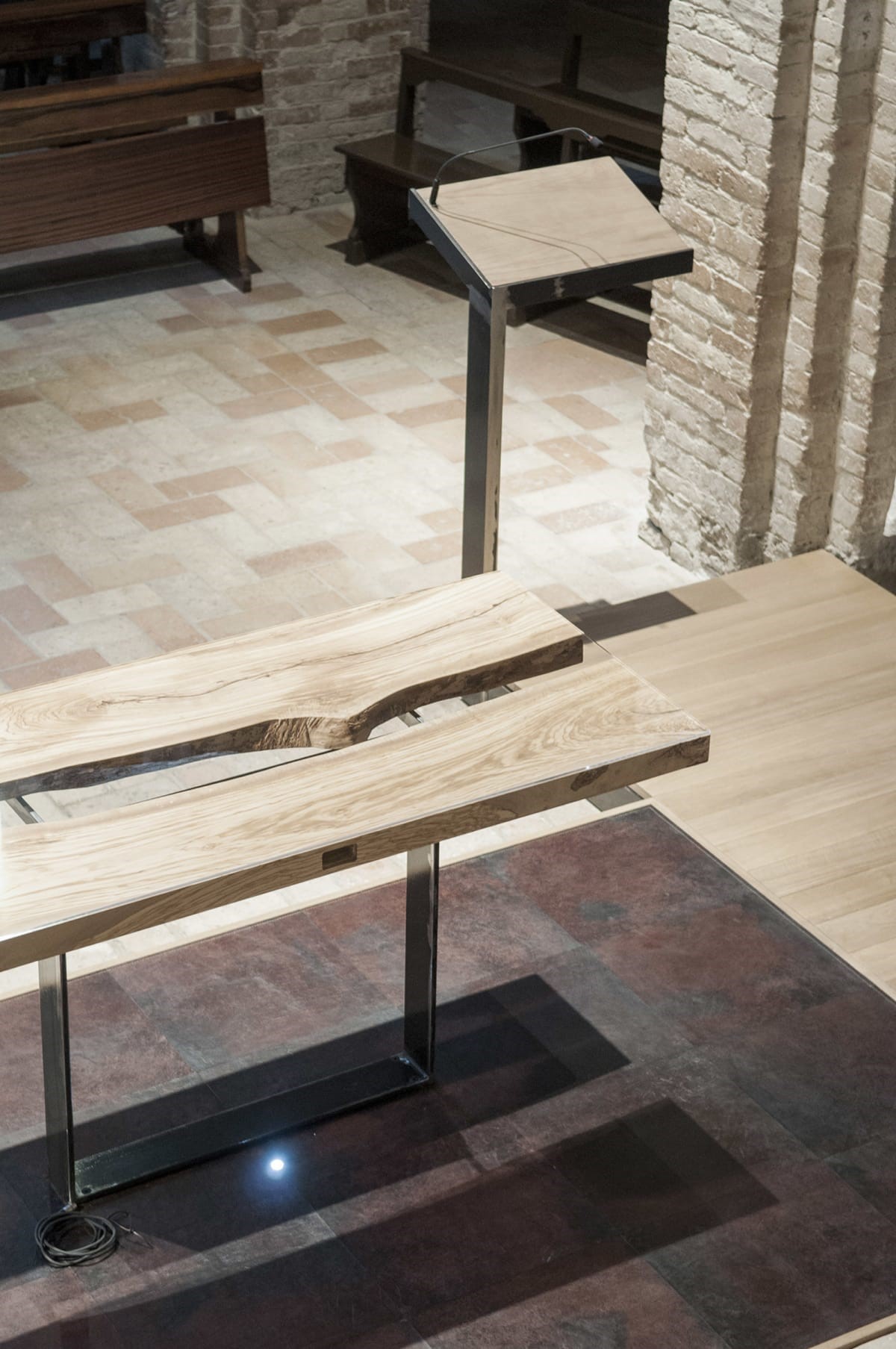 意大利中世纪教堂新设现代祭坛-2