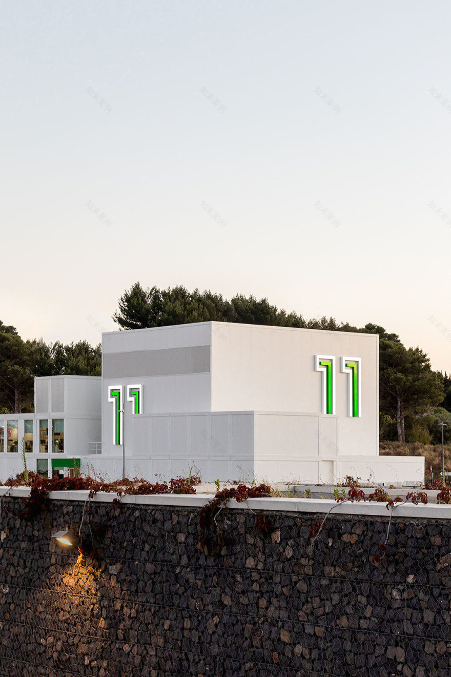 足球城市中的电视频道临时建筑-7