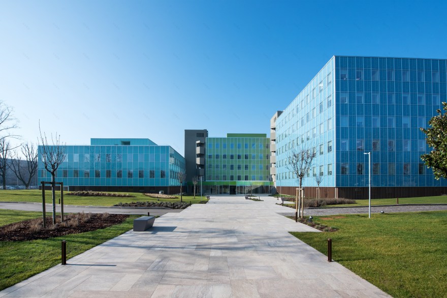 绿色立方体办公建筑 · 旧建筑的新生-1