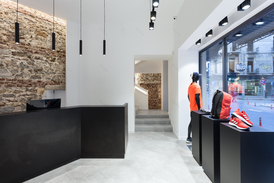 希腊 Serres 镇 Step 运动商店室内设计-14
