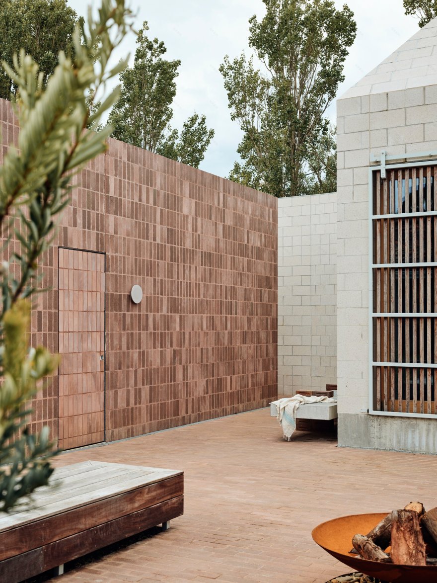 混凝土金字塔下的海滩别墅设计-9