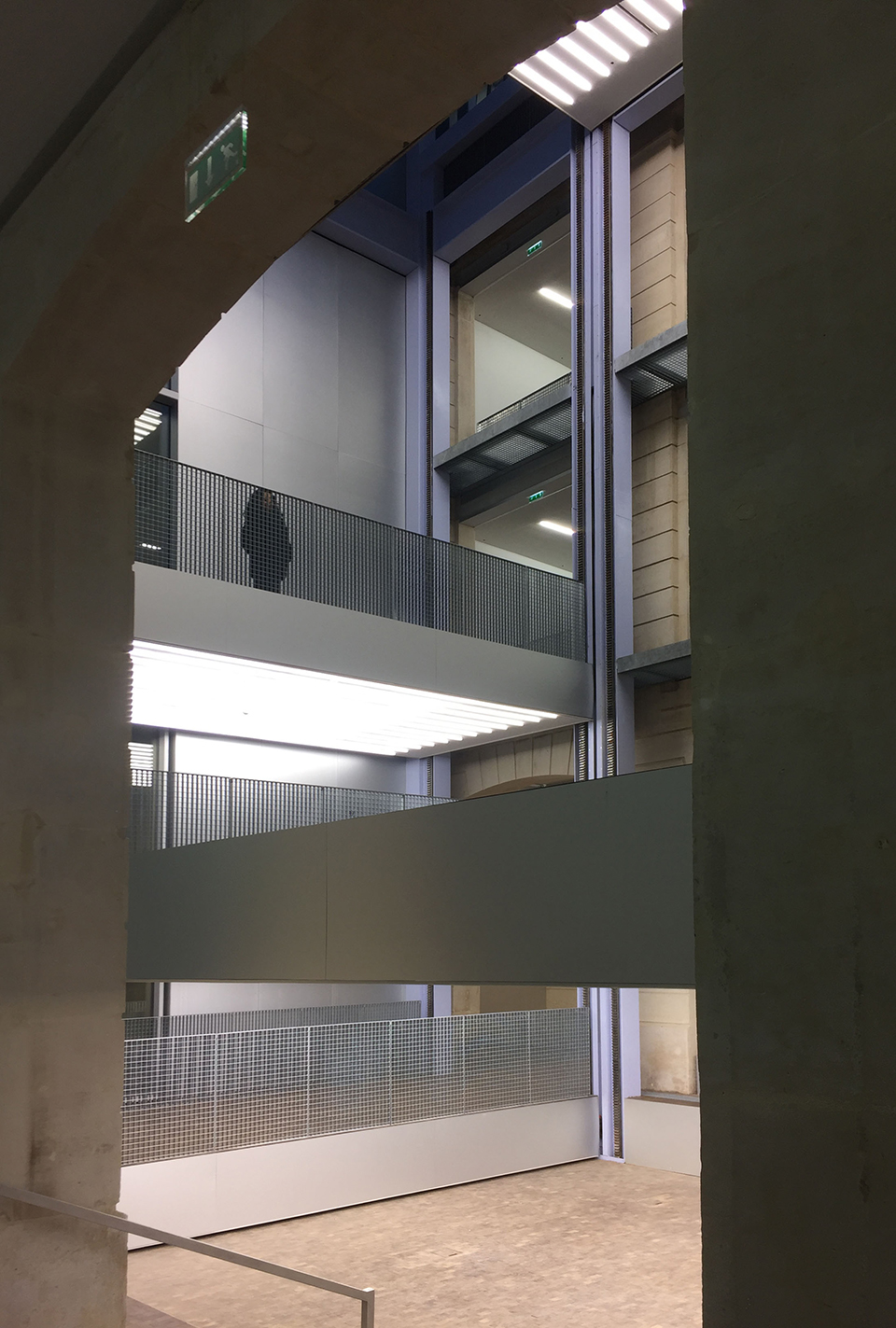 老佛爷百货基金会艺术空间，巴黎/在旧工业建筑中置入可移动的展览平台-64