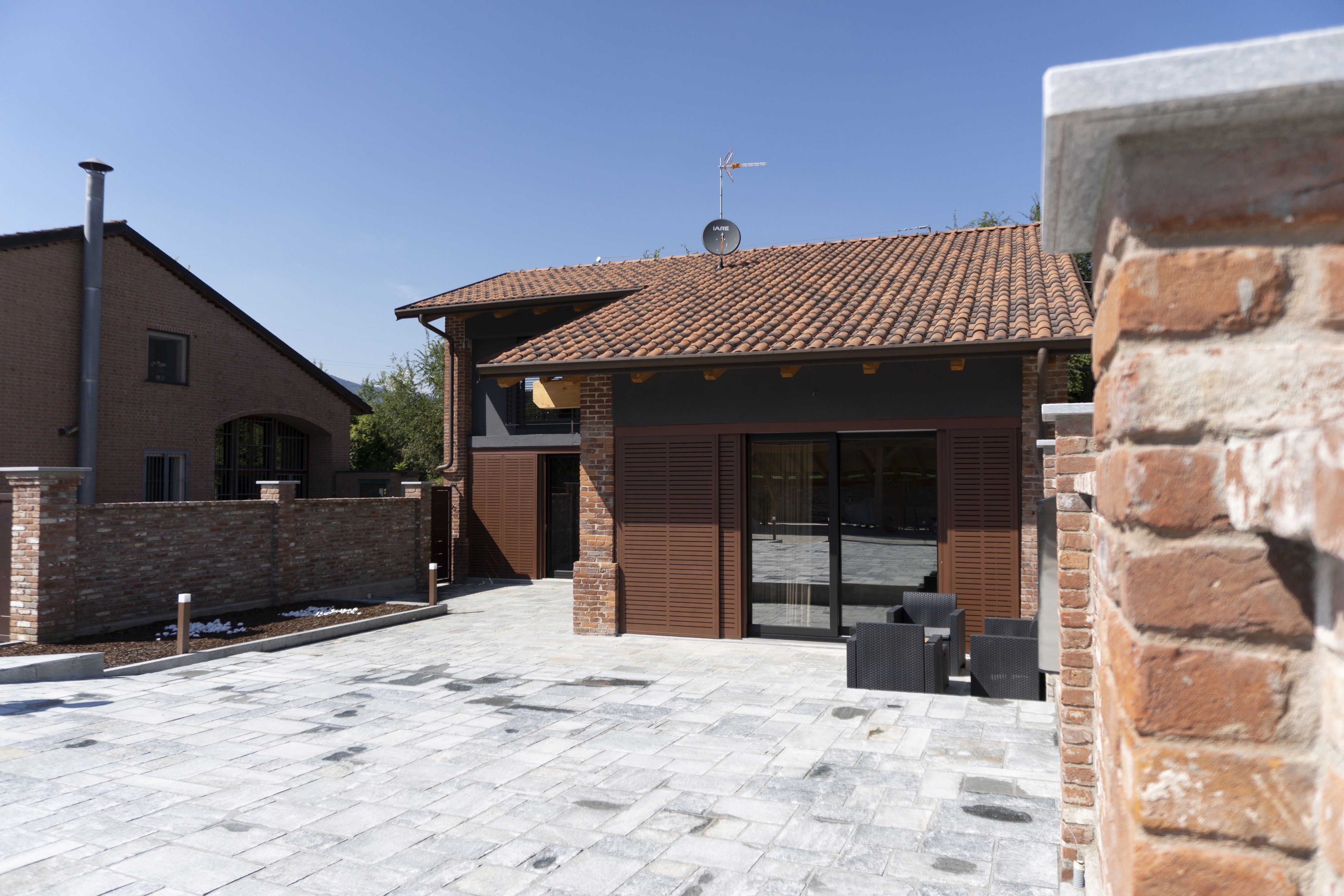 乡村旧屋翻新,金属屏风打造舒适居住环境-19