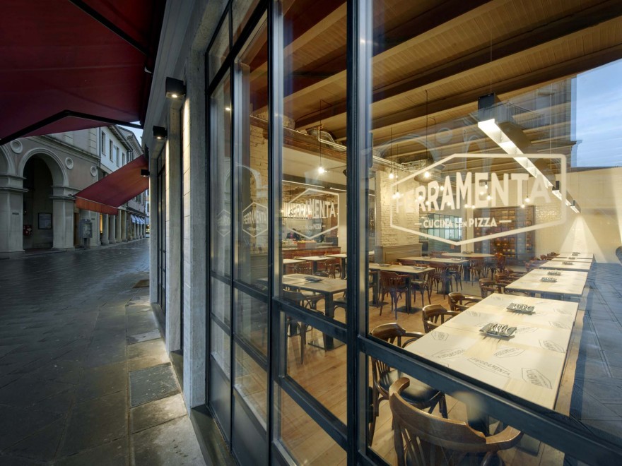 乡村铁器店变身优雅餐厅,传统工艺与美食的完美融合-22