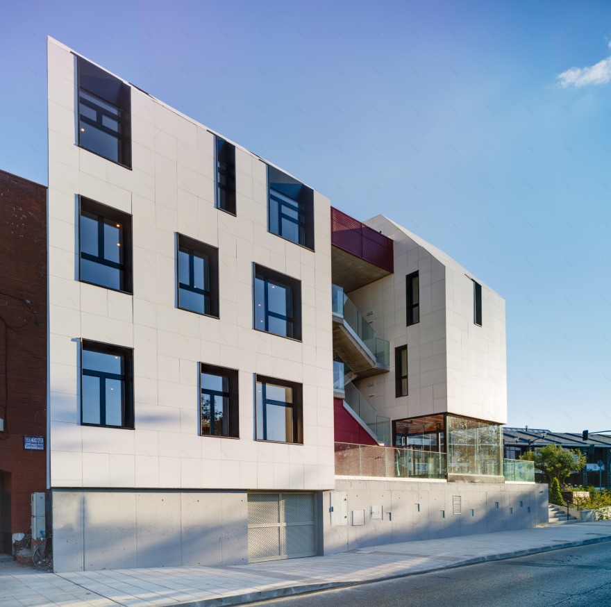 双街交汇处的立体建筑-7