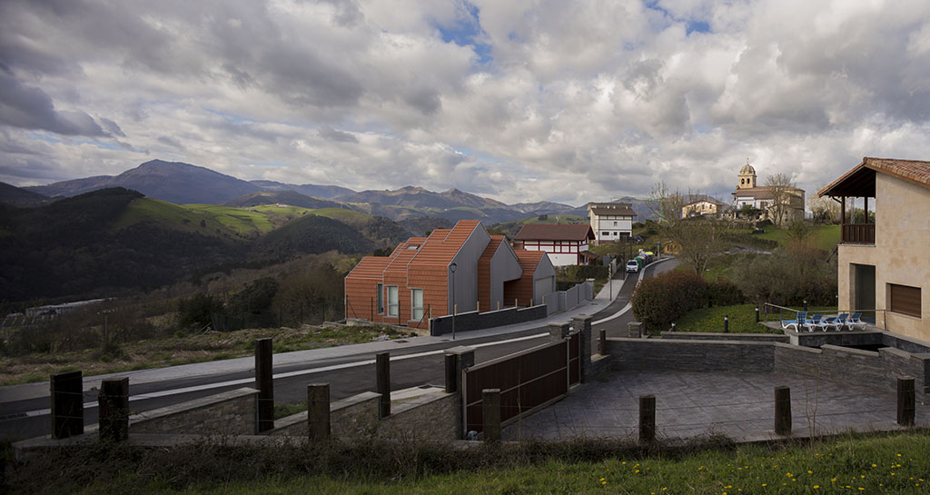 西班牙 Zumaia 山谷中的倾斜别墅-2