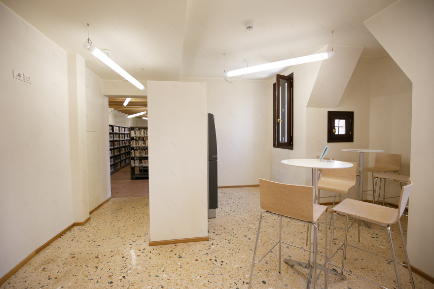 意大利古宅变身现代图书馆-11