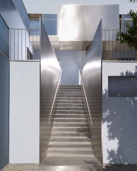 日内瓦湖畔的多功能建筑公寓与餐厅设计